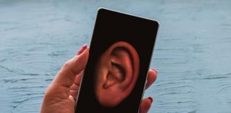 Hay que comprobar a que aplicaciones les hemos dado el permiso para activar el micrófono